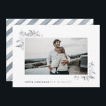 Waterverf Floral Happy Hanukkah Feestdagenkaart<br><div class="desc">Stuur kerstwensen naar je familie en vrienden met deze minimalistische vakantiekaart. Een foto aan de voorkant,  vergezeld van elegante blauwe kalligrafie en waterverf vakantietakken,  en waterverf gestript patroon op de achterkant. De moderne en minimalistische stijl zal je familiefoto's echt laten schijnen.</div>