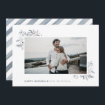 Waterverf Floral Happy Hanukkah Feestdagenkaart<br><div class="desc">Stuur kerstwensen naar je familie en vrienden met deze minimalistische vakantiekaart. Een foto aan de voorkant,  vergezeld van elegante blauwe kalligrafie en waterverf vakantietakken,  en waterverf gestript patroon op de achterkant. De moderne en minimalistische stijl zal je familiefoto's echt laten schijnen.</div>