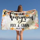 Waterverf Floral Honeymoon Gifts Personalized Strandlaken<br><div class="desc">Badhanddoeken zijn een essentieel onderdeel van elke pasgetrouwde strandhuwelijksreis. Deze waterverf bloemenhanddoek is de perfecte manier om je geliefde te shows hoeveel je geeft. Het is gepersonaliseerd met de namen van het paar en heeft een prachtig waterverf bloemontwerp. Het is perfect voor hun huwelijkscadeau of voor hun huwelijksreis strandhanddoeken.</div>