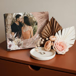 Waterverf Floral Keepslag Arch Foto Love Boho Fotoplaat<br><div class="desc">Een mooie foto-keepjescadeau voor de nieuwsleden. Een prachtig ontworpen moderne bohemische waterverf tropische florale bruiloft foto van onze met de hand getekende boho botanische bloemen en tropische groen. Moderne geometrische vormen in combinatie met een prachtig modern boho kleurenpalet creëer deze elegante, verfijnde trouwfoto-keepslag. De het manuscriptoverspel van de "Liefde", pas...</div>