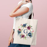 Waterverf Floral Monogram Initiaal Navy Burgundy Tote Bag<br><div class="desc">Elegant custom canvas tas heeft een prachtig vormgegeven waterverf met een florele poot in blauw,  bogundy,  merlot,  en wazige roze met groen. Pas de blauw gekleurde tekst van de marine aan met een voornaam initiaal. Maakt een uniek cadeau voor je bruidsmeisjes en andere leden van je bruidsfeest.</div>