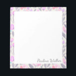 Waterverf Floral Patroon in Lila Naam Notitieblok<br><div class="desc">Een  bloempatroon van schattige bloemen geschilderd met waterverven in roze,  paarse en donkerblauw,  gepersonaliseerd met jouw naam. Neem contact met me op met vragen of verzoeken.</div>