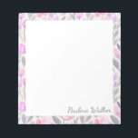 Waterverf Floral Patroon in Lila Naam Notitieblok<br><div class="desc">Een  bloempatroon van schattige bloemen geschilderd met waterverven in roze,  paarse en donkerblauw,  gepersonaliseerd met jouw naam. Neem contact met me op met vragen of verzoeken.</div>
