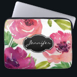 Waterverf Floral Pattern Monogrammed Laptop Sleeve<br><div class="desc">Een prachtig feministisch roos van de waterverf in tinten roze en paars en aangepast aan de jouw naam. Bescherm uw laptop of tabletapparaat met een mooi en stijlvol hoesje. Vervang de steekproeftekst die in de ontwerp sjabloon met jouw naam, monogram of andere tekst wordt getoond. Om de doopvont te veranderen...</div>