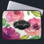 Waterverf Floral Pattern Monogrammed Laptop Sleeve<br><div class="desc">Een prachtig feministisch roos van de waterverf in tinten roze en paars en aangepast aan de jouw naam. Bescherm uw laptop of tabletapparaat met een mooi en stijlvol hoesje. Vervang de steekproeftekst die in de ontwerp sjabloon met jouw naam, monogram of andere tekst wordt getoond. Om de doopvont te veranderen...</div>