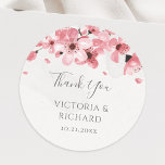 Waterverf Floral Pink Cherry Blossom Wedding Ronde Sticker<br><div class="desc">Druk uw dankbaarheid uit aan uw huwelijksgasten op een charmante manier met deze roze kersenbloesem dank u stickers. Deze zelfklevende stickers hebben een prachtig ontwerp van roze waterverf kersenbloesems en de boodschap "Thank You", samen met de namen van het paar en de trouwdatum. Perfect voor het toevoegen van een persoonlijke...</div>