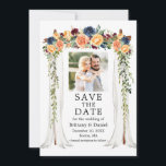 Waterverf - Floral Wedding Canopy foto Save The Date<br><div class="desc">De moderne Elegant Wedding Canopy Waterverf Floral and Greenery Wedding Verloving Announcement Save The Date Kaart omvat gouden gele,  perzikkleurige,  blauwe,  bruine rode bloemen en rozen. De boomkroonboog van de houtbruiloft omvat botanische groen. Een paar foto.</div>