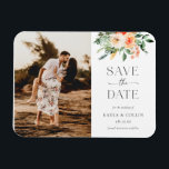 Waterverf Florals Weddenschap Foto opslaan Datum Magneet<br><div class="desc">Deze elegant sparen de datum kenmerkt roze,  perachy bloemen voor de perfecte manier om familie en vrienden te vragen om de datum te bewaren! Klik op de knop "Bewerken met ontwerpgereedschap" om de tekstkleuren,  achtergrondkleur en meer te bewerken.</div>