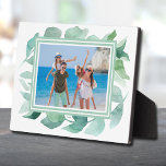 Waterverf Foliage Tabletop Foto Easel Fotoplaat<br><div class="desc">Tabletopplak met een ingebouwd chassis biedt uw favoriete foto die voorzien is van prachtige waterverf bladeren op ELKE COLOR-ACHTERGROND en alle LIJSTEN voor kleuren die overeenkomen met uw foto. VERANDERT de datum naar het huidige jaar of u kunt deze verwijderen of meer informatie toevoegen. Geweldig als geschenk of om je...</div>
