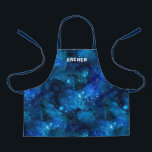 Waterverf Galaxy Nebula Naam Blauw Schort<br><div class="desc">Dit leuke, moderne kinderen schort is voorzien van een galaxy nebula ontwerp in blauw en zwart. Een tekst sjabloon met behulp van een ruimte - zoals lettertype is inbegrepen voor personalisatie, waardoor dit schort een echt uniek geschenk! Geweldig voor de liefhebber van de buitenruimte en montage voor gebruik in de...</div>