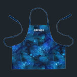 Waterverf Galaxy Nebula Naam Blauw Schort<br><div class="desc">Dit leuke, moderne kinderen schort is voorzien van een galaxy nebula ontwerp in blauw en zwart. Een tekst sjabloon met behulp van een ruimte - zoals lettertype is inbegrepen voor personalisatie, waardoor dit schort een echt uniek geschenk! Geweldig voor de liefhebber van de buitenruimte en montage voor gebruik in de...</div>