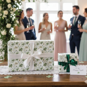 Waterverf Gedempte Groene Bloeiende Shamrocks Cadeaupapier