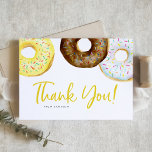Waterverf Geel en Chocoladedonuts Verjaardag Bedankkaart<br><div class="desc">Stuur bedankt met deze aanpasbare bedankpas. Het beschikt over waterverf geel,  chocolade en witte chocolade geglazuurde donuts met kleurrijke sprinkles. Personaliseer door uw gegevens toe te voegen. Deze donut bedankpas is perfect voor persoonlijk en zakelijk gebruik. Andere kleuren zijn beschikbaar.</div>