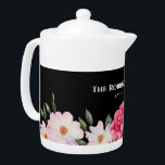 Waterverf Gentle Pink White Roses Illustration Theepot<br><div class="desc">Ontworpen op basis van mijn waterverf bloemenportret van witte rozen 'ballerina' met hun bleke roze kleuren en levendige roze roos,  met veel rozen toppen klaar om te bloeien en omgeven door donkergroen gebladerte om hen heen. Het ontwerp heeft een effen zwarte achtergrond. Bekijk mijn winkel voor overeenkomende objecten!</div>