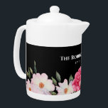 Waterverf Gentle Pink White Roses Illustration Theepot<br><div class="desc">Ontworpen op basis van mijn waterverf bloemenportret van witte rozen 'ballerina' met hun bleke roze kleuren en levendige roze roos,  met veel rozen toppen klaar om te bloeien en omgeven door donkergroen gebladerte om hen heen. Het ontwerp heeft een effen zwarte achtergrond. Bekijk mijn winkel voor overeenkomende objecten!</div>