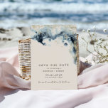 Waterverf golft minimalistische foto sparen de dat kaart<br><div class="desc">Deze save the date kaart heeft waterverf penseelstreken in diepe marineblauwe kleuren met gouden accenten die golven op het strand nabootsen, waardoor het een perfecte keuze is voor een zomer- of strandbruiloft. Het is minimalistisch en elegant in lay-out en lettertype keuzes, ook zeer gemakkelijk aan te passen. Pas aan met...</div>