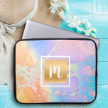 Waterverf gouden turkoois paarse sinaasappel monog laptop sleeve<br><div class="desc">Een sprankelende, faux gouden folie monogram vierkante en langwerpige stippen bedekken een pastel turquoise blauwe, paarse, roze en gele oranje achtergrond op deze chique, meisjesachtige, moderne monogramed neopreen laptophoes. Maakt elke keer dat u het gebruikt een leuke en stijlvolle uitspraak. Deze laptophoes is verkrijgbaar in drie formaten: 15, 13 en...</div>