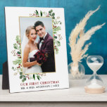 Waterverf Greenery Gold Onze eerste kerstfoto Fotoplaat<br><div class="desc">De Elegant Waterverf Winter Greenery Onze eerste kerstfeest Pas getrouwd Wedding Photo Plaque bevat eucalyptusbladeren en rode holly bessen. Goud Lijst.</div>