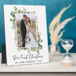 Waterverf Greenery kerstbessen Foto Fotoplaat<br><div class="desc">Moderne,  minimalistische elegante kalligrafie-inktpenhandschrift Ons eerste kerstcadeautje Pas getrouwd bruiloft fotoplaque bevat de elegante Waterverf Greenery,  Eucalyptus Leaves & Holly Berries.</div>