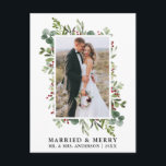 Waterverf groen bessen getrouwd & vrolijk briefkaart<br><div class="desc">De Elegant Waterverf Winter Greenery Married & Merry Wedding Photo Pas getrouwd Holiday Briefkaart omvat eucalyptusbladeren en rode holly bessen.</div>