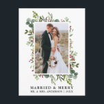 Waterverf groen bessen getrouwd & vrolijk briefkaart<br><div class="desc">De Elegant Waterverf Winter Greenery Married & Merry Wedding Photo Pas getrouwd Holiday Briefkaart omvat eucalyptusbladeren en rode holly bessen.</div>