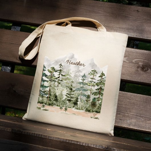 Waterverf groen dennenbos op berg tote bag