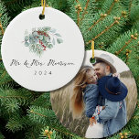Waterverf groen Eucalyptus bruiloft foto groen Keramisch Ornament<br><div class="desc">Vier uw speciale dag met dit elegante groene keramische ornament met waterverf groen en eucalyptusaccenten rond een gepersonaliseerde trouwfoto. Deze souvenir is ideaal om een vleugje natuur-geïnspireerde schoonheid toe te voegen aan uw vakantiedecor. Met zijn zachte, serene groene tinten en aanpasbaar ontwerp, dient dit ornament als een blijvende herinnering aan...</div>