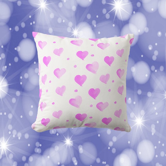 Waterverf harten en Stippen roze Kussen (A throw pillow with a pink pattern of watercolor hearts and dots.)