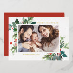 Waterverf Holly Botanische kerstfoto Folie Feestdagenkaart<br><div class="desc">Vrolijk kerstfeest! Stuur je geliefden vakantiebezoeken dit seizoen met deze mooie gouden kerstkaart. Het is voorzien van waterverf hollies,  goudfolie accenten en moderne typografie. De teksten zijn volledig bewerkbaar. Pas deze kerstkaart van de waterverf aan door uw foto,  naam en jaar toe te voegen.</div>