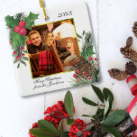 Waterverf Holly & Pine Gold Photo Lijst Festive Keramisch Ornament<br><div class="desc">Deze feestelijke ornamenten zijn een prachtige manier om vakantiewenk te sturen. Ze dragen je foto in een gouden nep folie lijst omgeven door met de hand geschilderde holly bladeren,  pinecones,  bessen en pijnboomtakken. In de titel staat "Vrolijk kerstfeest" met ruimte voor jouw naam en het jaar.</div>