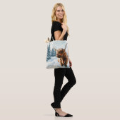 Waterverf Hoogland Koe Winterscène Tote Bag (Op model)
