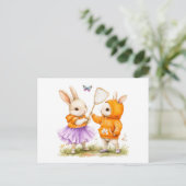 Waterverf Illustratie van Twee Bunnies Catching Bu Briefkaart (Staand voorkant)