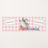 Waterverf kat met bal op roze buffel check yogamat (Voorkant (horizontaal))