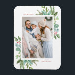Waterverf kerstfeest Lijst feestdag foto Magneet<br><div class="desc">prettige feestdagen! Stuur vakantiewensen naar familie en vrienden met deze groene vakantiemagneet. Het is voorzien van waterverf illustratie van hollies,  pijnnaalden en eucalyptus en evergreen met klassieke typografie. Personaliseer door uw favoriete foto te voorzien en namen en bericht toe te voegen. Overeenkomende objecten zijn beschikbaar.</div>