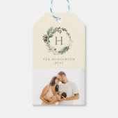 Waterverf Kerstkrans Familie Monogram Foto Cadeaulabel (Voorkant)