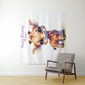 Waterverf knuffel baby giraffe wandkleed (In situ)