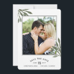 Waterverf laat datum 2 foto's opslaan save the date<br><div class="desc">Dit sparen de datumaankondiging kenmerkt een foto lijst op de voorzijde en de rug van de kaart. Aan de voorzijde staan groene waterverf bladeren.</div>