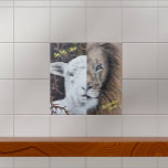 Waterverf Leeuw en Lam aanpasbaar Tegeltje<br><div class="desc">Mijn dochter Emily schilderde de waterverf waarop Jezus staat afgebeeld als het Lam Gods en de Leeuw van de stam van Juda. Het originele schilderij hangt in ons huis en herinnert ons aan onze Verlosser en Koning. Moge deze leeuw en lamskeramische tegel hetzelfde doen voor u en uw dierbaren!</div>
