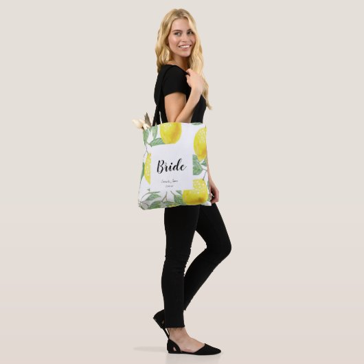 Waterverf Lemon laat Geel Wit Weddenschap over Tote Bag (Op model)