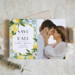 Waterverf Lemon Mediterrane Foto Bewaar de Datum Magnetische Uitnodiging<br><div class="desc">Kondig uw speciale dag aan met onze aanpasbare foto Save the Date-magneet, met een levendig waterverf-lijst van verse citroenen. Dit waterverf ontwerp combineert de vrolijke gele tinten van de citroenen met de elegantie van een wit, blauw en geel Marokkaans tegel, waardoor een mediterrane stijl ontstaat. Het ontwerp combineert prachtig rustieke...</div>