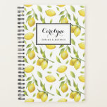 Waterverf Lemons en Greenery Pattern Planner<br><div class="desc">Schrijf je plannen en schema met deze grillige en botanisch geïnspireerde planner. Het bevat waterverf-afbeeldingen van citroen- en bladpatroon. Personaliseer door jouw naam of korte zin toe te voegen. Deze citroenplanner zal perfect zijn als een persoonlijk geschenk. Overeenkomende objecten zijn beschikbaar.</div>