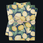 Waterverf Lemons op Navy Blue Inpakpapier Vel<br><div class="desc">Deze vellen waterverf-citroenen en groen op een blauw marineschip zijn leuk om cadeautjes te geven. Punten in onze winkel koppelen.</div>
