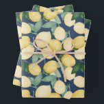 Waterverf Lemons op Navy Blue Inpakpapier Vel<br><div class="desc">Deze vellen waterverf-citroenen en groen op een blauw marineschip zijn leuk om cadeautjes te geven. Punten in onze winkel koppelen.</div>