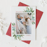 Waterverf Lijst met kerstcadeaus Foto Feestdagenkaart<br><div class="desc">prettige feestdagen! Stuur vakantiewensen naar familie en vrienden met deze groene vakantieflatkaart. Het is voorzien van waterverf illustratie van hollies,  pijnnaalden en eucalyptus en evergreen met klassieke typografie. Personaliseer door uw favoriete foto te voorzien en namen en bericht toe te voegen. Overeenkomende objecten zijn beschikbaar.</div>