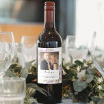 Waterverf Lilacs Wedding Bedankt, Foto Wijn Etiket<br><div class="desc">Deze wijnlabels zullen stijl en schoonheid toevoegen aan je trouwfeest. Het ontwerp is voorzien van een afbeelding die is omgeven door een schitterende handbeschilderde waterverf lila bloemen en bladeren in lavendel of licht paars en groen. De titel luidt: Bedankt voor het vieren met ons, met de namen van het stel,...</div>