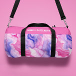 Waterverf Liquid Marble Pattern Gepersonaliseerde  Plunjezak<br><div class="desc">Waterverf Liquid Marble Pattern Gepersonaliseerde Naam Duffle Bag Gym Bag Sporttas heeft een waterverf roze en paarse waterverf vloeibaar marmeren patroon. Gepersonaliseerd met jouw naam. Maakt een geweldig cadeau voor verjaardag, kerst, feestdagen, Moederdag en terug naar school. Perfect voor sport, sportschool, reizen en meer. Ontworpen door ©2024 Evco Studio www.zazzle.com/store/evcostudio...</div>