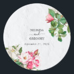 Waterverf Magnolia Flowers Wedding Ronde Sticker<br><div class="desc">Een prachtige waterverf met een Magnoliaanse bloemenbruiloft. Een uniek ontwerp dat gebruikmaakt van roestachtige  botanische Magnoliumfloralen. Een elegant wit en roze retro floraal ontwerp met een schuine streep. Een ontwerp voor een sticker voor een chic bruiloft met moderne elementen. Er zijn ook huwelijksuitnodigingen en andere kantoorbenodigdheden beschikbaar.</div>