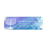 Waterverf Menorah Chanoeka Terug Etiket<br><div class="desc">Stuur uw Chanoeka uitnodigingen voor vakantie kaarten en bedankjes met deze waterverf blauw retour label stickers. Witte menora met ster van David in het midden. Bewerkbare sjablonen zodat u lettertype en grootte kunt wijzigen.</div>