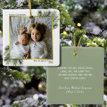 Waterverf met prettige kerstdagen Pine Gold Photo  Keramisch Ornament<br><div class="desc">Dit prachtige ornament is voorzien van een eenvoudig maar elegant ontwerp met uw foto omringd door een faux folie gouden lijst en met de hand geschilderde waterverf pijnboomtakken. De titel luidt: Vrolijk kerstfeest! Hieronder staat de ruimte voor jouw naam en het jaar. De rug heeft ruimte voor een korte groet...</div>