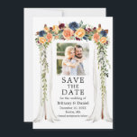 Waterverf Mixed bloemen bruiloftsluifel foto Save The Date<br><div class="desc">Moderne elegante bruiloftsluifel waterverf bloemen en groen bruiloftsaankondiging Bewaar de datumkaart inclusief goudgeel,  perzik,  blauw,  bordeauxrode bloemen en rozen. De houten bruiloftsluifelboog bevat botanisch groen. Koppel foto.</div>